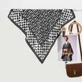 Carré de soie de 70cm élégant avec motif géométrique noir et blanc et design abstrait - Carré Minimaliste / Noir