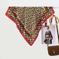 Carré de soie 70cm avec motifs géométriques monogrammés et bordure rouge sur un sac à main - Carré Minimaliste / Rouge