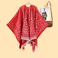 Scialle in maglia rossa classica da donna con stampa leopardata, frange e design reversibile - 130x150cm / Leopardato Rosso