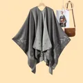 Dettaglio dello scialle reversibile in finto cashmere grigio con motivi di sole e luna - Grigio Scuro Ramo Stella Luna