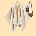 Sciualla in maglia leopardata classica con frange nei toni beige e albicocca - 130x150cm / Leopardo Beige
