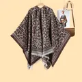 Scialle leopardato oversize da donna con bordi a frange e trama a maglia fitta - 130x150cm / Leopardo Caffè