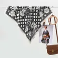 Carré de soie vintage français noir et blanc à pois avec motifs floraux - Fleurs BD Noir