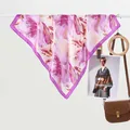 Detailansicht des quadratischen Halstuchs mit pink-violettem abstraktem Blumenmuster - Einheitsgröße / Lila