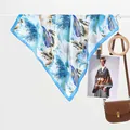 Abstrakte Seidenschal im Ölgemälde-Stil mit blau-weißem Blumenmuster für Damen - Einheitsgröße / Blau