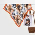 Detail eines abstrakten floralen Seidentuchs mit orangen Kanten auf einem Display-Ständer - Einheitsgröße / Kaffeebraun