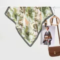 Abstraktes Ölgemälde-Stil Seidentuch mit Blumenmuster und grünem Rand für Damen - Einheitsgröße / Grün