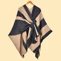 Scialle in maglia da donna con ampie strisce nere e caffè e fibbia di chiusura regolabile - 130x150cm / Righe Verticali Nero e Cammello con Cinturini