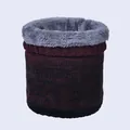 Detailansicht des dicken Fleecefutters und der zweifarbigen Stricktextur dieses Winter-Halswärmers - Farbverlauf Schwarz Weinrot