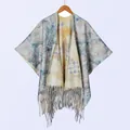 Dettaglio di uno scialle spesso double-face in stile retrò con motivi floreali e lunghe nappe - Taglia unica / Floreale Vintage Sfumato