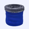Détail d'un tour de cou tricoté bleu roi avec doublure épaisse en polaire grise douce - Bleu royal