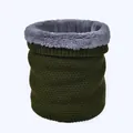 Gros plan sur le tour de cou en tricot avec doublure polaire épaisse et texture verte - Vert Militaire