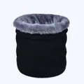 Détail de la doublure polaire épaisse et de la maille noire de ce tour de cou d'hiver - Noir
