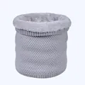Détail d'un tour de cou en tricot gris avec doublure en polaire épaisse et douce - Gris