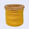 Détail d'un tour de cou tricoté jaune avec doublure épaisse en fausse fourrure beige - Jaune