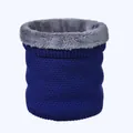 Gros plan du cache-col en tricot bleu foncé avec doublure épaisse en polaire grise - Bleu marine