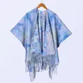Detail von Blumenmustern und Fransen an einem dicken, doppelseitigen Poncho im Ink-Stil - Einheitsgröße / Blauer Verlauf Kleine Blumen