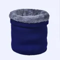 Detail eines Winter-Schlauchschals mit marineblauem Strick und grauem Plüschfutter - Marineblau