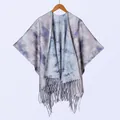 Detail eines doppelseitig verdickten Ponchos mit Tinten-Tie-Dye-Muster und weichen Fransen - Einheitsgröße / Leuchtendes Lila