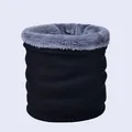 Dettaglio dello scaldacollo in maglia nera con spessa fodera in pile grigio invernale - Nero