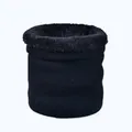 Detail eines Winter-Strickschals mit dickem schwarzem Plüschfutter für wohlige Wärme - Schwarz