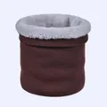 Détail d'un tour de cou en tricot marron avec doublure en fausse fourrure grise - Marron