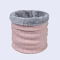 Dettaglio del tessuto in maglia rosa con fodera in pile grigio per lo scaldacollo invernale - Rosa
