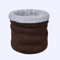 Detail eines Winter-Strickschals mit dunkelbrauner Textur und dickem weißem Fleece-Futter - Kaffeebraun