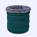 Détail du tricot fin et de la doublure en peluche grise du tour de cou hivernal - Vert