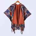 Detailansicht des böhmischen geometrischen Strickmusters und der Fransen am Poncho - Einheitsgröße / Indianischer Ethno-Stil