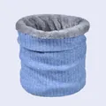 Scaldacollo in maglia azzurra con fodera in ecopelliccia grigia per il calore invernale - Blu