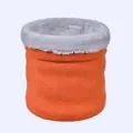 Detail von orangefarbenem Strick-Halswärmer mit weichem grauem Fleecefutter für Winter - Orange