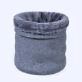 Dicker grauer Strick-Halswärmer mit weichem Fleece-Futter für winterlichen Wärmeschutz - Grau