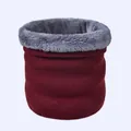 Nahaufnahme des Strickschals mit dunkelrotem Strickstoff und dickem grauem Fleece-Futter - Burgunderrot
