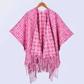 Detailansicht eines rosa-weißen Strickschals mit Hahnentrittmuster und Fransenborte - Einheitsgröße / Rosa Blumen Hahnentritt