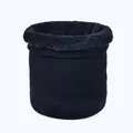 Nahaufnahme schwarzer Strick-Halswärmer mit dickem Fleece-Futter für den Winter - Schwarz
