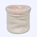 Detail eines Winter-Strickschals mit beiger Rippoptik und weichem Plüsch-Innenfutter - Gebrochenes Weiß