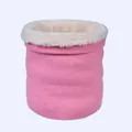 Detailaufnahme der rosa Strick-Halswärmer mit dickem cremefarbenem Fleece-Futter für den Winter - Rosa