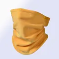 Λεπτομέρεια από κίτρινο περιλαίμιο fleece με πυκνή ζεστή υφή και προσεγμένες ραφές - Κίτρινο