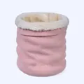 Detailaufnahme des dicken Strickschals mit weichem Fleecefutter in hellem Rosa - Rosa