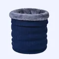 Λεπτομέρεια από τη γκρίζα επένδυση fleece και την μπλε πλεκτή υφή του περιλαίμιου - Ναυτικό μπλε