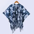 Detailansicht eines Batik-Schals mit Tintenmuster, Sternmotiv und Fransen am Saum - Einheitsgröße / Inktwolk Marine