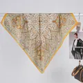 Detail eines Vintage-Seidenschals mit Paisley-Muster, elegant an einer Stange präsentiert - 70x70 / Retro Vine Paisley Khaki