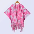 Detail eines rosa Batik-Schals mit Quastenfransen auf einem Holzkleiderbügel - Einheitsgröße / Inktwolk Rosa