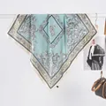 Detailansicht eines mintgrünen Satin-Halstuchs mit eleganten Blumenmustern - 70x70cm / Minimalistischer Rand Blau