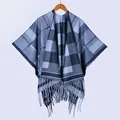 Detail eines navy-grau karierten Schals mit weichem Winterstoff und langen Fransenrand - Einheitsgröße / Marineblaues Barockmuster