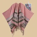 Poncho scialle in maglia etnica con motivi geometrici a rombi e frange da donna - Rosa Grigio (Diamante Geometrico)