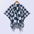 Detail von Strickschal mit Hahnentrittmuster, Schachbrettgewebe und Fransenabschluss - Einheitsgröße / Schwarz-Weiß Großer Hahnentritt