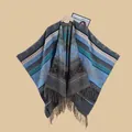 Details des Boho-Jacquard-Ponchos mit Paisley-Muster und Fransensaum am Holzkleiderbügel - 135*160cm