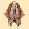Poncho en tricot caramel et gris avec rayures géométriques et ourlet à franges - Style à Rayures Horizontales avec Bordure à Glands / Orange